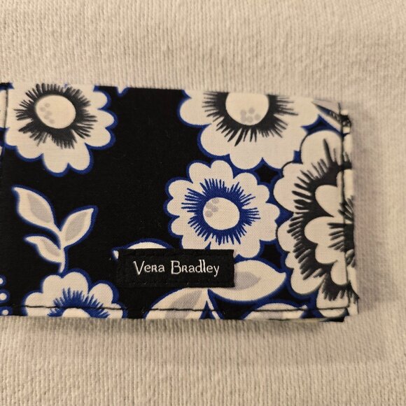 Vera Bradley NEW Card Case Snow Lotus Black White Floral Retired Pattern RFID Se - Picture 2 of 12